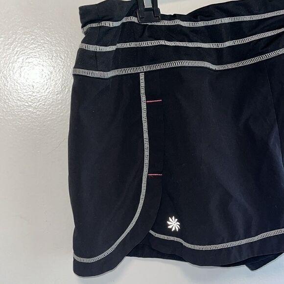 EXCELLENT CONDITION WOMEN’S ATHLETA BLACK LINED RUNNING SHORTS SIZE MEDIUM - Picture 2 of 7